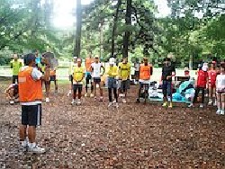9月2日の代々木公園練習会風景（泉事務局長の説明を聞く参加者が３０人ほど写っています）
