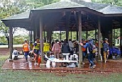 10月7日の練習会は雨のため公園内の東屋で雨を避けながらの実施となりました