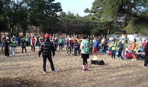 2014年1月12日：代々木公園練習会はアキレストラッククラブとの合同練習会です（写真はJBMA理事とアキレス代表があいさつしている後ろ姿と参加者の皆さんが150名ほど写っています)