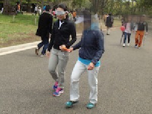 4月6日の代々木公園練習会で伴走者養成研修開催(受講者が互いにアイマスクを着用して体験している姿)