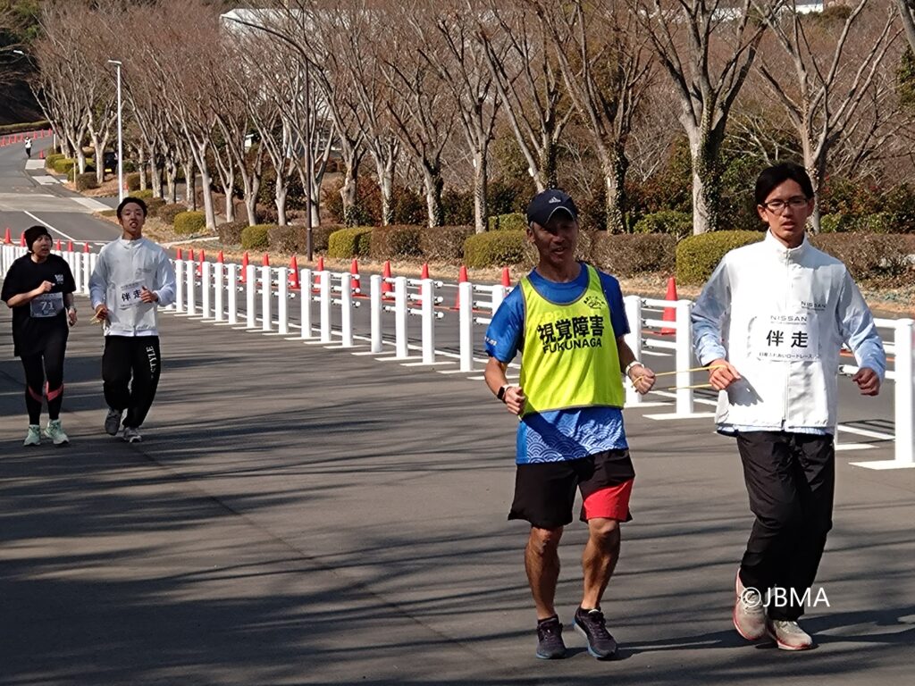 力走するランナーと伴走者