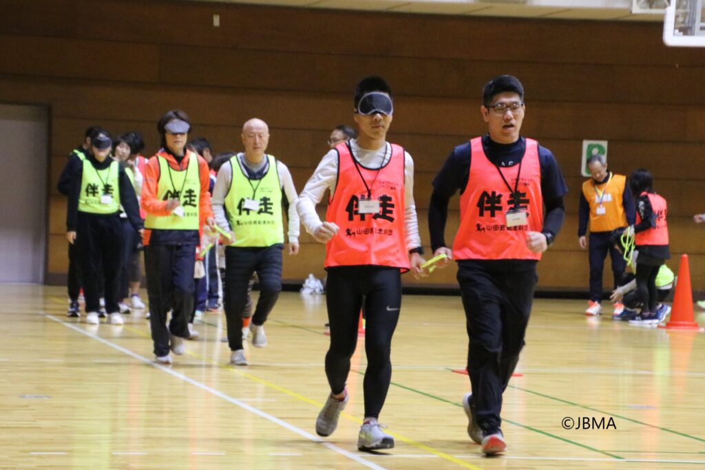 アイマスク体験での伴走練習